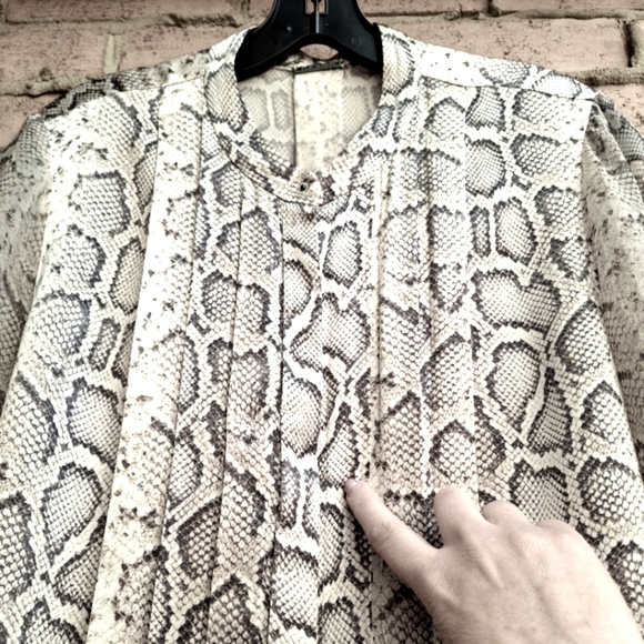 Elie Tahari Silk Satin Terri Blouse Python Print - Picture 5 of 16